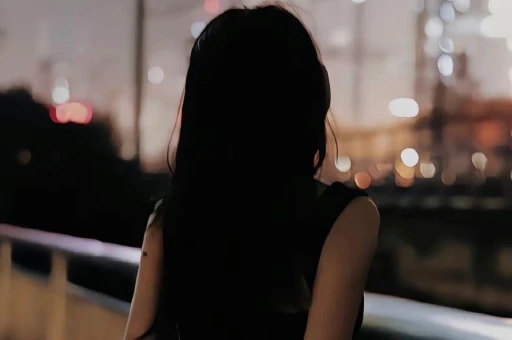 齐溪前夫宋宁峰被曝婚内出轨Q女士从曝光的聊天记录能看到宋宁峰曾承诺Q女士自己会和张婉婷离婚。后来得知张婉婷知道自己和的时间线后又一再叮嘱一定要咬死他们只是聊天的关系。在得知和的关系后也曾联系过并以曝光